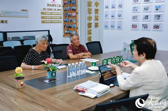 社区居民在“唠家常”中解忧。人民网 李唯一摄